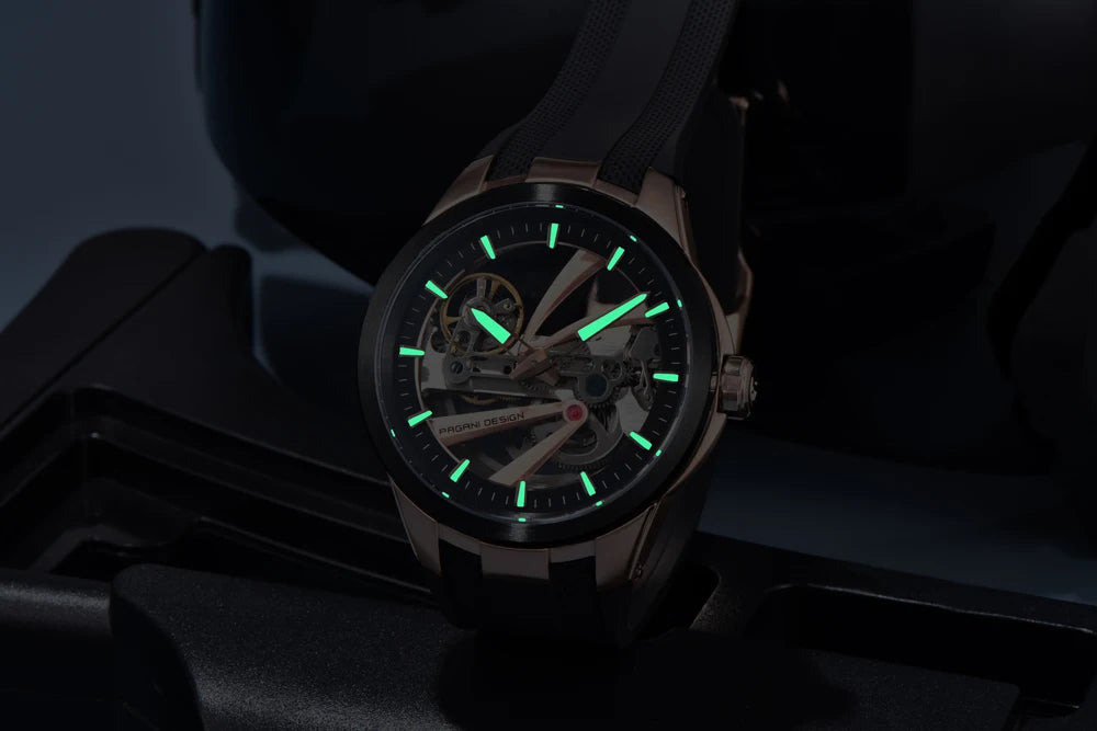 PAGANI DESIGN -miestenkello – Mekaaninen automaattinen luksusmalli, ”skelettityyppinen” (avoin rakenne), varustettu tourbillon-mekanismilla, heijastamattomalla safiirilasilla, vesitiivis ja valoa heijastava.