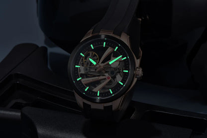 PAGANI DESIGN -miestenkello – Mekaaninen automaattinen luksusmalli, ”skelettityyppinen” (avoin rakenne), varustettu tourbillon-mekanismilla, heijastamattomalla safiirilasilla, vesitiivis ja valoa heijastava.