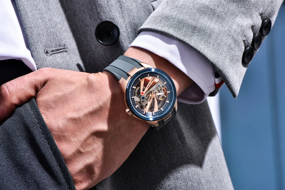 PAGANI DESIGN -miestenkello – Mekaaninen automaattinen luksusmalli, ”skelettityyppinen” (avoin rakenne), varustettu tourbillon-mekanismilla, heijastamattomalla safiirilasilla, vesitiivis ja valoa heijastava.