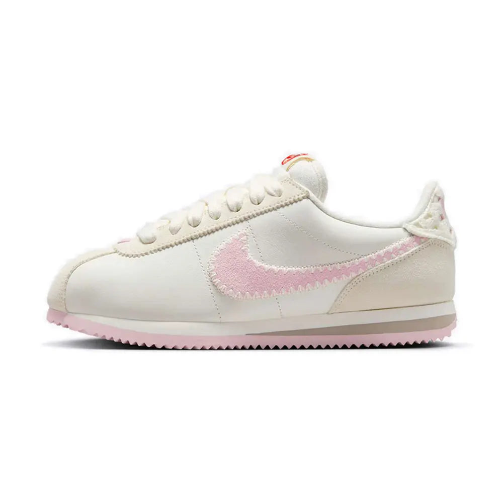 Zapatillas Nike Classic Cortez: diseño retro clásico, cómodas, con amortiguación, ligeras y resistentes, ideales para el día a día. DM4044-002