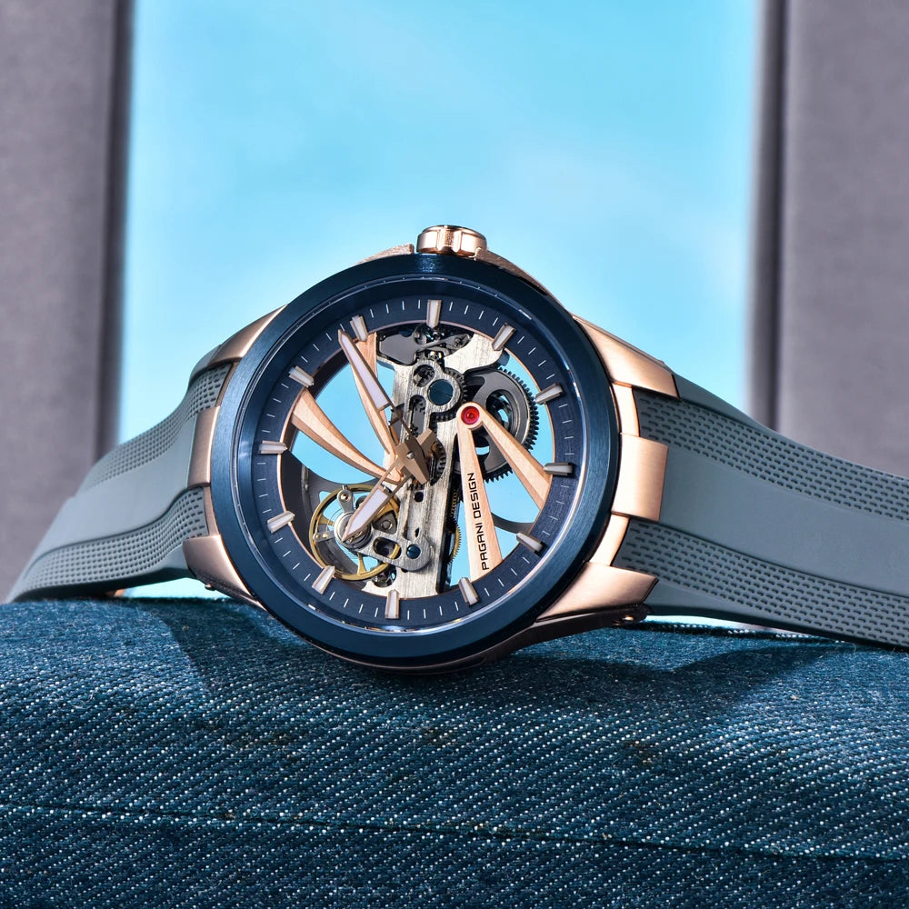 PAGANI DESIGN -miestenkello – Mekaaninen automaattinen luksusmalli, ”skelettityyppinen” (avoin rakenne), varustettu tourbillon-mekanismilla, heijastamattomalla safiirilasilla, vesitiivis ja valoa heijastava.