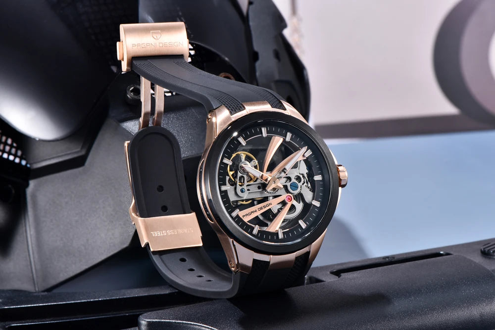 PAGANI DESIGN -miestenkello – Mekaaninen automaattinen luksusmalli, ”skelettityyppinen” (avoin rakenne), varustettu tourbillon-mekanismilla, heijastamattomalla safiirilasilla, vesitiivis ja valoa heijastava.