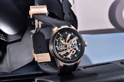 PAGANI DESIGN -miestenkello – Mekaaninen automaattinen luksusmalli, ”skelettityyppinen” (avoin rakenne), varustettu tourbillon-mekanismilla, heijastamattomalla safiirilasilla, vesitiivis ja valoa heijastava.