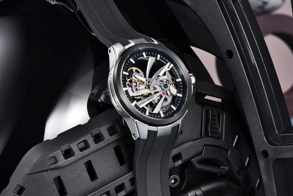 PAGANI DESIGN -miestenkello – Mekaaninen automaattinen luksusmalli, ”skelettityyppinen” (avoin rakenne), varustettu tourbillon-mekanismilla, heijastamattomalla safiirilasilla, vesitiivis ja valoa heijastava.
