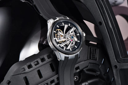 PAGANI DESIGN -miestenkello – Mekaaninen automaattinen luksusmalli, ”skelettityyppinen” (avoin rakenne), varustettu tourbillon-mekanismilla, heijastamattomalla safiirilasilla, vesitiivis ja valoa heijastava.