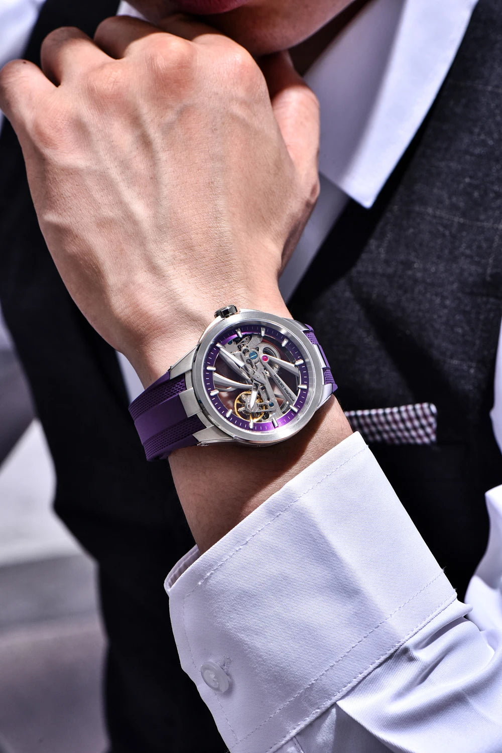 PAGANI DESIGN -miestenkello – Mekaaninen automaattinen luksusmalli, ”skelettityyppinen” (avoin rakenne), varustettu tourbillon-mekanismilla, heijastamattomalla safiirilasilla, vesitiivis ja valoa heijastava.
