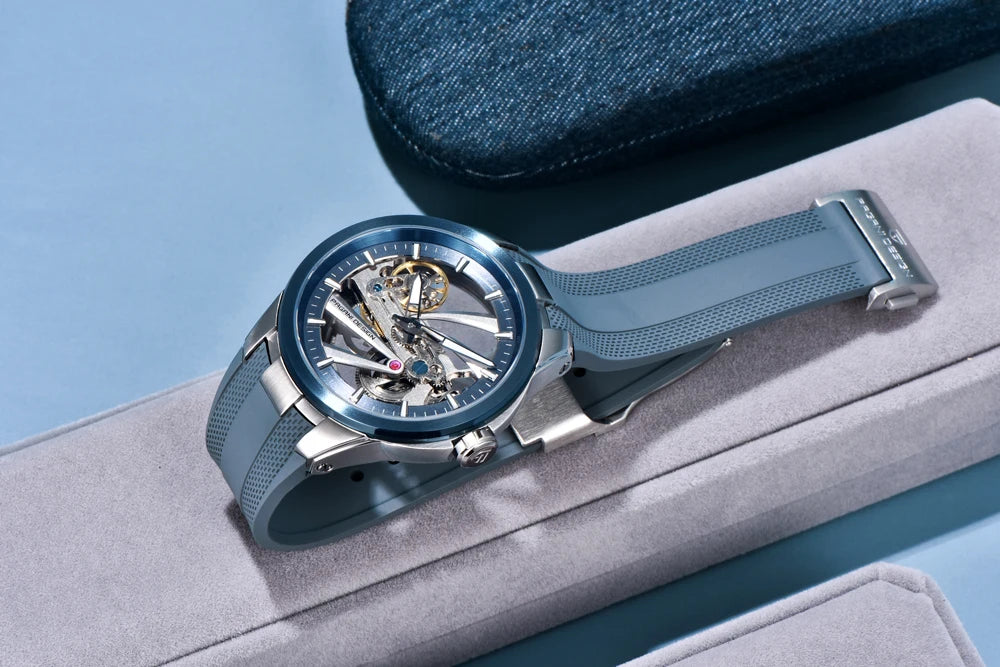 PAGANI DESIGN -miestenkello – Mekaaninen automaattinen luksusmalli, ”skelettityyppinen” (avoin rakenne), varustettu tourbillon-mekanismilla, heijastamattomalla safiirilasilla, vesitiivis ja valoa heijastava.