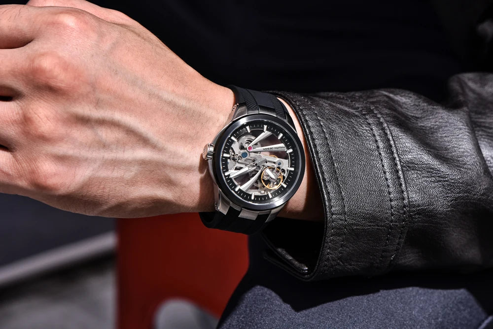 PAGANI DESIGN -miestenkello – Mekaaninen automaattinen luksusmalli, ”skelettityyppinen” (avoin rakenne), varustettu tourbillon-mekanismilla, heijastamattomalla safiirilasilla, vesitiivis ja valoa heijastava.