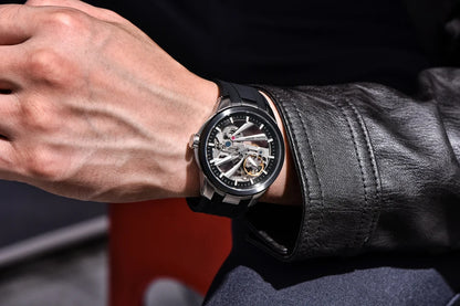 PAGANI DESIGN -miestenkello – Mekaaninen automaattinen luksusmalli, ”skelettityyppinen” (avoin rakenne), varustettu tourbillon-mekanismilla, heijastamattomalla safiirilasilla, vesitiivis ja valoa heijastava.