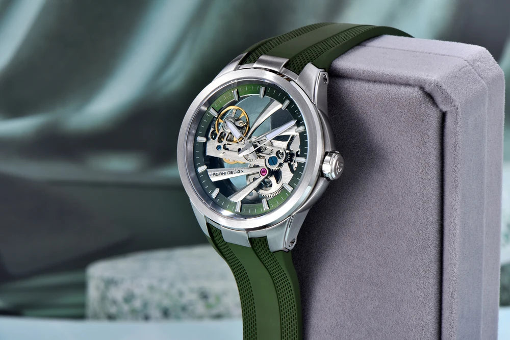 PAGANI DESIGN -miestenkello – Mekaaninen automaattinen luksusmalli, ”skelettityyppinen” (avoin rakenne), varustettu tourbillon-mekanismilla, heijastamattomalla safiirilasilla, vesitiivis ja valoa heijastava.