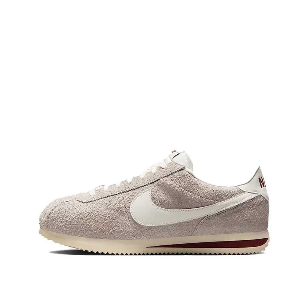 Zapatillas Nike Classic Cortez: diseño retro clásico, cómodas, con amortiguación, ligeras y resistentes, ideales para el día a día. DM4044-002