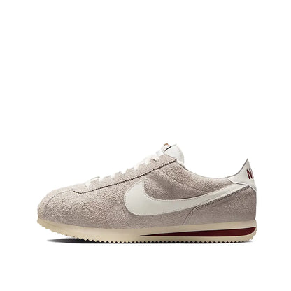 Zapatillas Nike Classic Cortez: diseño retro clásico, cómodas, con amortiguación, ligeras y resistentes, ideales para el día a día. DM4044-002