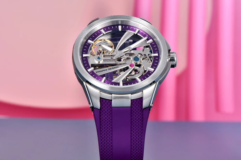 PAGANI DESIGN -miestenkello – Mekaaninen automaattinen luksusmalli, ”skelettityyppinen” (avoin rakenne), varustettu tourbillon-mekanismilla, heijastamattomalla safiirilasilla, vesitiivis ja valoa heijastava.