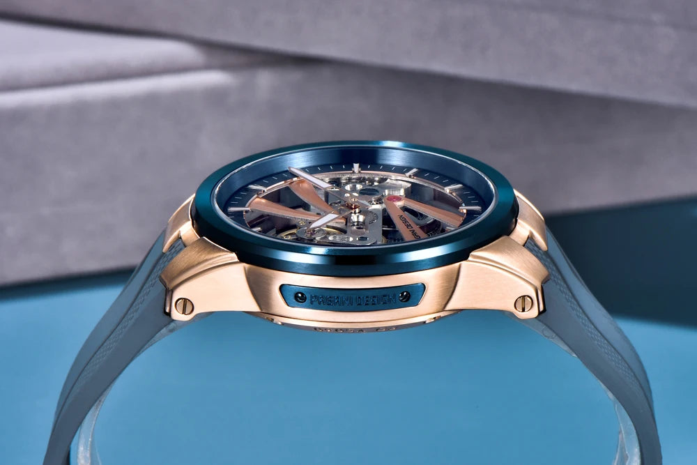 PAGANI DESIGN -miestenkello – Mekaaninen automaattinen luksusmalli, ”skelettityyppinen” (avoin rakenne), varustettu tourbillon-mekanismilla, heijastamattomalla safiirilasilla, vesitiivis ja valoa heijastava.