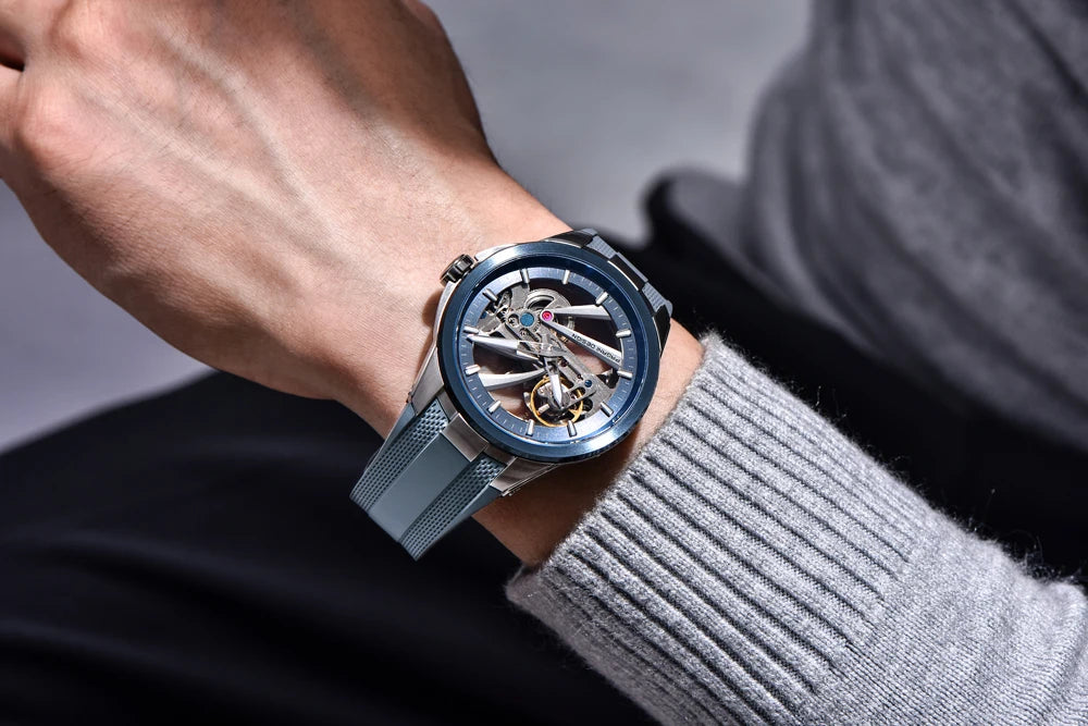 PAGANI DESIGN -miestenkello – Mekaaninen automaattinen luksusmalli, ”skelettityyppinen” (avoin rakenne), varustettu tourbillon-mekanismilla, heijastamattomalla safiirilasilla, vesitiivis ja valoa heijastava.