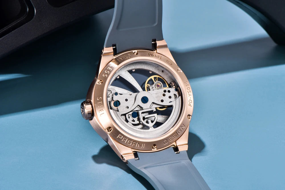 PAGANI DESIGN -miestenkello – Mekaaninen automaattinen luksusmalli, ”skelettityyppinen” (avoin rakenne), varustettu tourbillon-mekanismilla, heijastamattomalla safiirilasilla, vesitiivis ja valoa heijastava.