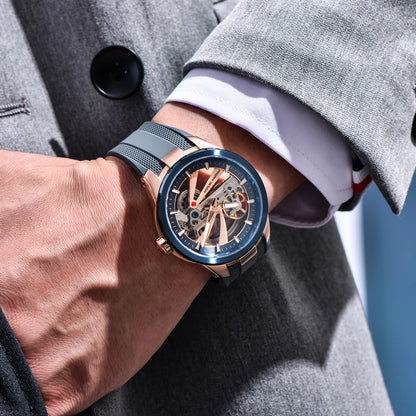 PAGANI DESIGN -miestenkello – Mekaaninen automaattinen luksusmalli, ”skelettityyppinen” (avoin rakenne), varustettu tourbillon-mekanismilla, heijastamattomalla safiirilasilla, vesitiivis ja valoa heijastava.