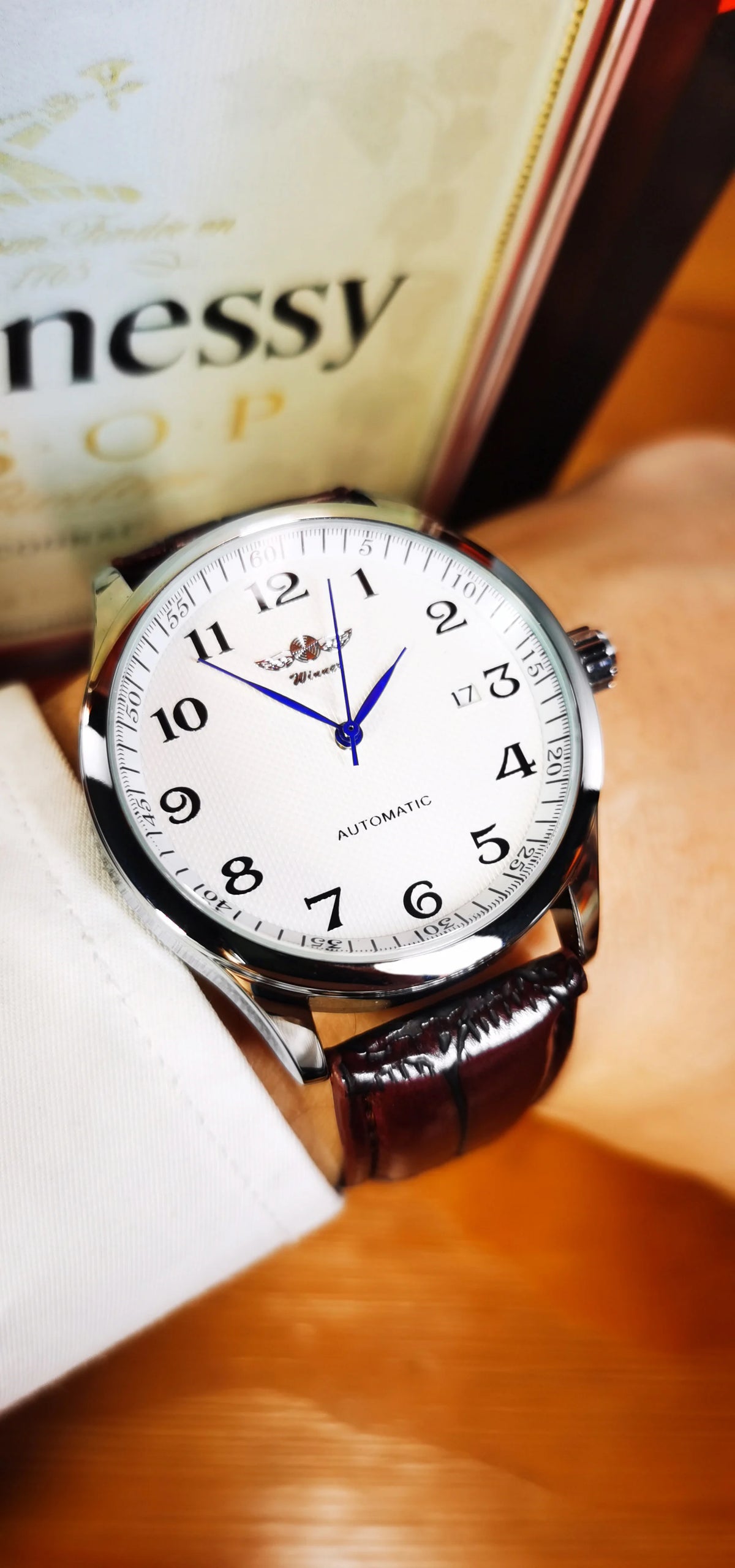 Klassiek herenhorloge – Retrostijl met datumweergave en blauwe wijzers, automatisch mechanisch uurwerk, prestigieus merk, stalen kast en leren band