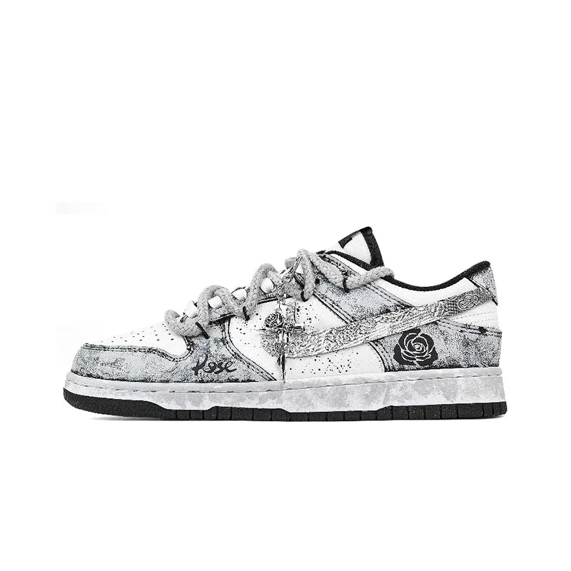 Individuell gestaltete Sneaker Nike Dunk „Silver Bloom Rose“ mit Ink-Wash- und Splatter-Effekt – strapazierfähige Low-Top-Skateschuhe für Damen und Herren