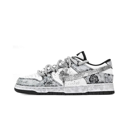 Individuell gestaltete Sneaker Nike Dunk „Silver Bloom Rose“ mit Ink-Wash- und Splatter-Effekt – strapazierfähige Low-Top-Skateschuhe für Damen und Herren