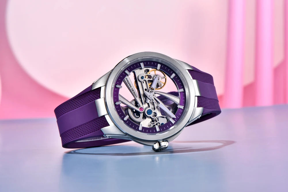 PAGANI DESIGN -miestenkello – Mekaaninen automaattinen luksusmalli, ”skelettityyppinen” (avoin rakenne), varustettu tourbillon-mekanismilla, heijastamattomalla safiirilasilla, vesitiivis ja valoa heijastava.