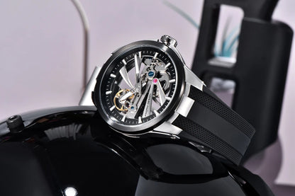 PAGANI DESIGN -miestenkello – Mekaaninen automaattinen luksusmalli, ”skelettityyppinen” (avoin rakenne), varustettu tourbillon-mekanismilla, heijastamattomalla safiirilasilla, vesitiivis ja valoa heijastava.