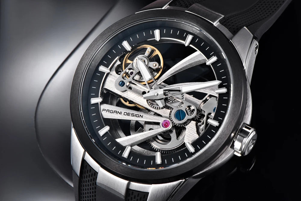 PAGANI DESIGN -miestenkello – Mekaaninen automaattinen luksusmalli, ”skelettityyppinen” (avoin rakenne), varustettu tourbillon-mekanismilla, heijastamattomalla safiirilasilla, vesitiivis ja valoa heijastava.