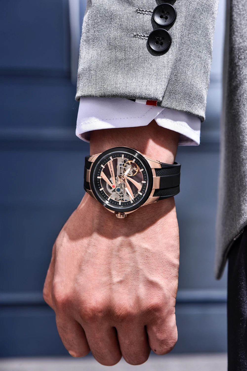 PAGANI DESIGN -miestenkello – Mekaaninen automaattinen luksusmalli, ”skelettityyppinen” (avoin rakenne), varustettu tourbillon-mekanismilla, heijastamattomalla safiirilasilla, vesitiivis ja valoa heijastava.