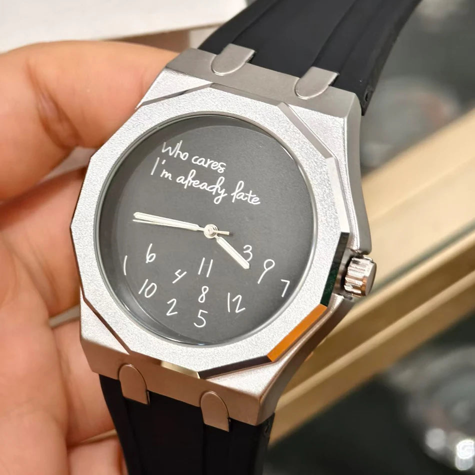 Montre pour homme de luxe avec boîtier octogonal et bracelet en silicone, étanche, dotée d'un cadran arborant le slogan humoristique « Who Cares I'm Already Late » (Et puis quoi, je suis déjà en retard).
