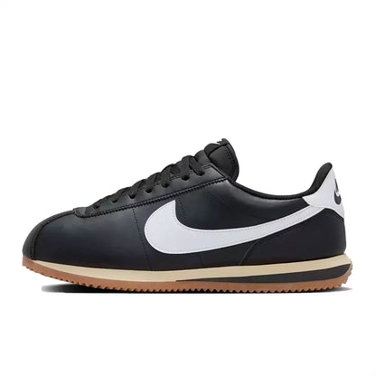 Zapatillas Nike Classic Cortez: diseño retro clásico, cómodas, con amortiguación, ligeras y resistentes, ideales para el día a día. DM4044-002
