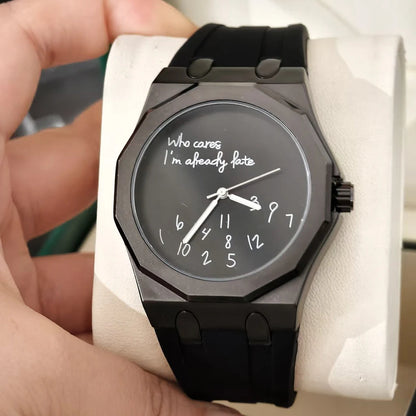 Montre pour homme de luxe avec boîtier octogonal et bracelet en silicone, étanche, dotée d'un cadran arborant le slogan humoristique « Who Cares I'm Already Late » (Et puis quoi, je suis déjà en retard).