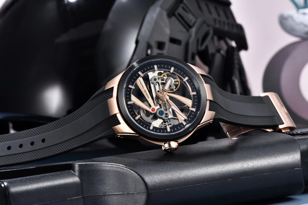 PAGANI DESIGN -miestenkello – Mekaaninen automaattinen luksusmalli, ”skelettityyppinen” (avoin rakenne), varustettu tourbillon-mekanismilla, heijastamattomalla safiirilasilla, vesitiivis ja valoa heijastava.