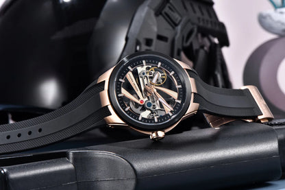 PAGANI DESIGN -miestenkello – Mekaaninen automaattinen luksusmalli, ”skelettityyppinen” (avoin rakenne), varustettu tourbillon-mekanismilla, heijastamattomalla safiirilasilla, vesitiivis ja valoa heijastava.