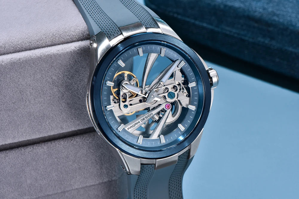 PAGANI DESIGN -miestenkello – Mekaaninen automaattinen luksusmalli, ”skelettityyppinen” (avoin rakenne), varustettu tourbillon-mekanismilla, heijastamattomalla safiirilasilla, vesitiivis ja valoa heijastava.