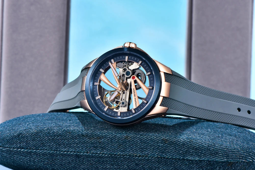 PAGANI DESIGN -miestenkello – Mekaaninen automaattinen luksusmalli, ”skelettityyppinen” (avoin rakenne), varustettu tourbillon-mekanismilla, heijastamattomalla safiirilasilla, vesitiivis ja valoa heijastava.