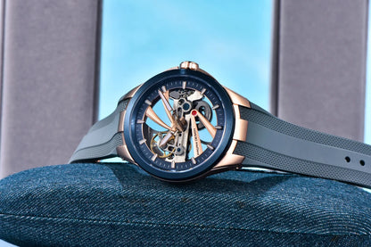 PAGANI DESIGN -miestenkello – Mekaaninen automaattinen luksusmalli, ”skelettityyppinen” (avoin rakenne), varustettu tourbillon-mekanismilla, heijastamattomalla safiirilasilla, vesitiivis ja valoa heijastava.