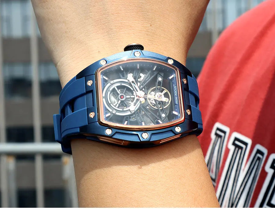 MINI FOCUS Herren-Armbanduhr, modisch, schwarz, wasserdicht, automatische mechanische Uhr mit Leuchtzeigern, Silikonarmband und Tonneau-Zifferblatt